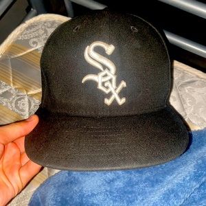 Am selling a hat back and white Sox it don’t fit me anymore